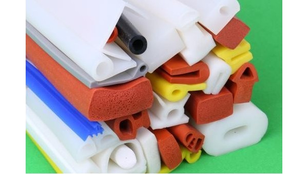 東（dōng）莞（wǎn）比較大的矽（guī）膠製品（pǐn）廠有什麽特點？選擇時要注意什（shí）麽？