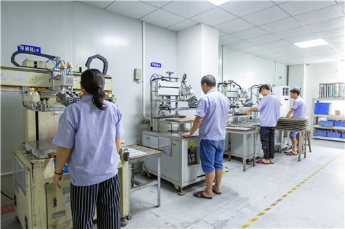 手（shǒu）機（jī）矽膠按鍵的配料（liào）是通（tōng）過哪些環節進行加（jiā）工如何操作的