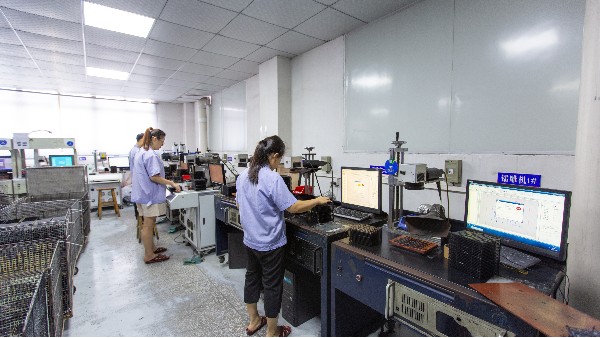 伊人在线视频技術百（bǎi）科之矽膠按鍵鐳雕工（gōng）藝