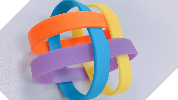 矽膠手環（huán）真的Out了麽（me）？讓伊人在线视频帶你（nǐ）顛覆（fù）認知